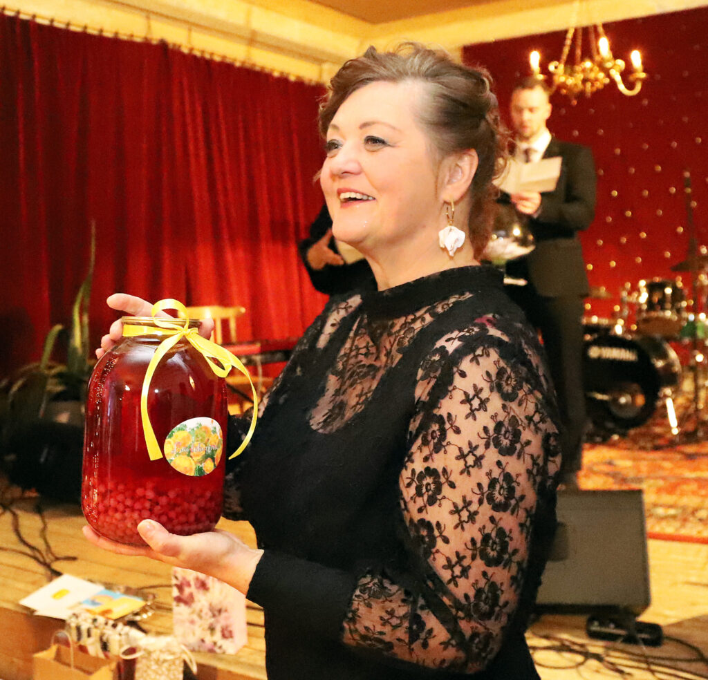 ANITA BIRZNIECE ar vietējo uzņēmēju labumiem iepriecina tos, kas izmēģināja laimi spēlē un spēja atklāt Stāmerienas pils noslēpumus.
Autors: Foto: Gatis Bogdanovs
