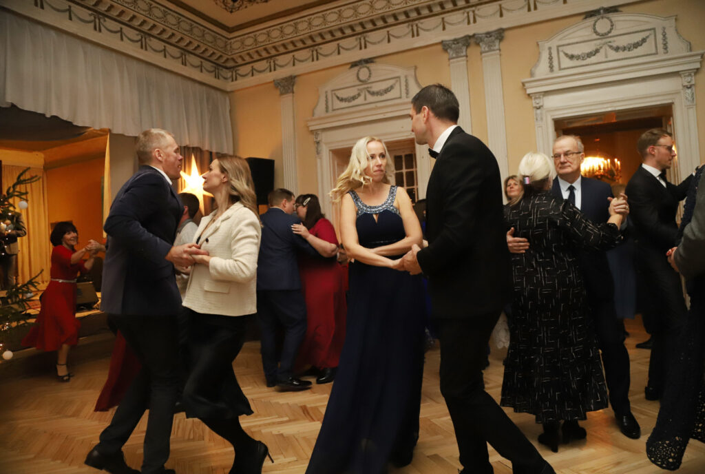 NEVARĒJA NOVĒRST ACIS no dejotājiem, kuri pārējiem rādīja, kā jādejo balles dejas, tie bija pāri no Valmieras un Pļaviņu deju klubiem.
Autors: Foto: Gatis Bogdanovs