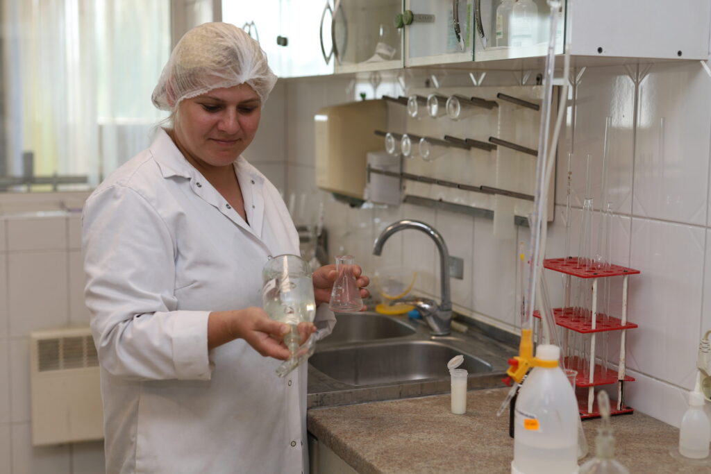 Laboratorijā cītīgi seko līdzi Rankas uzņēmumā nonākušā piena kvalitātei. Starp laboratorijas darbiniekiem – arī Līga Ecētāja.

Autors: Foto: Gatis Bogdanovs