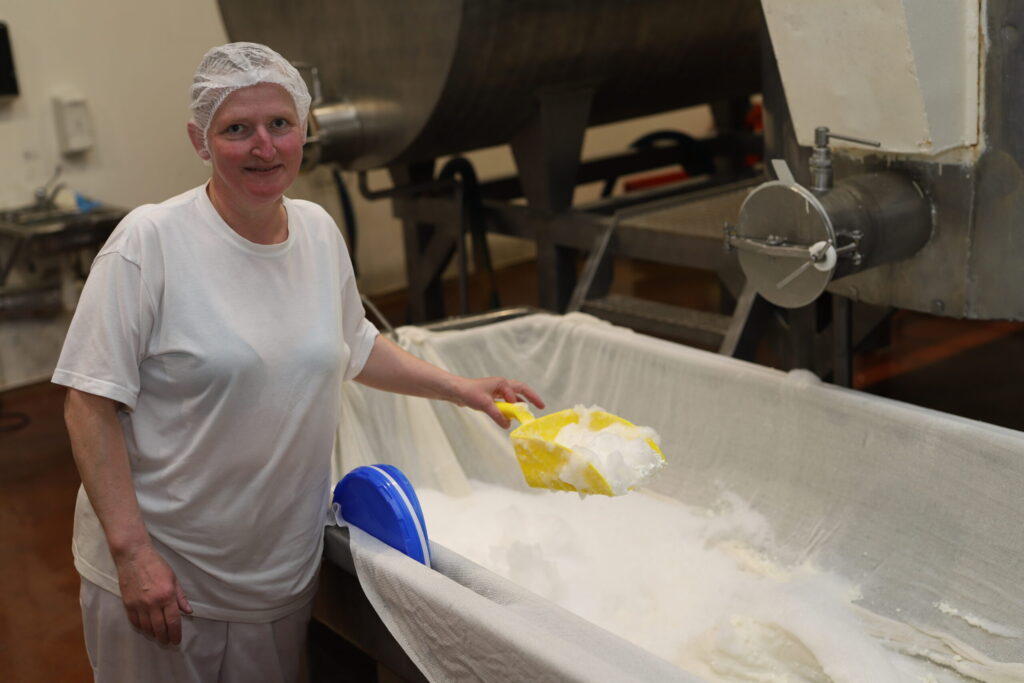 Biezpiens. Tas ir gan produkts pats par sevi, gan izejviela siera ražošanai. Darbs pie biezpiena ir Daigas Ābelnieces uzdevums.
Autors: Foto: Gatis Bogdanovs