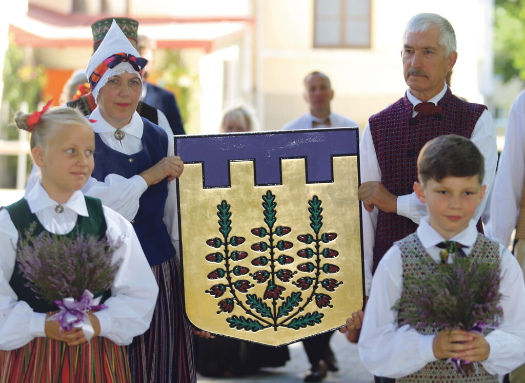Gada identitātes meklējumi. Lizumniešiem ar identitātes meklējumiem, lai arī viegli negāja, viss beidzās laimīgi. Jauno ģerboni, kurš rotā pagasta karogu, lizumnieši izrādīja savos pagasta svētkos augusta beigās, un rādās, ka lielas neapmierinātības nav.
Autors: Foto: no “Dzirksteles” arhīva