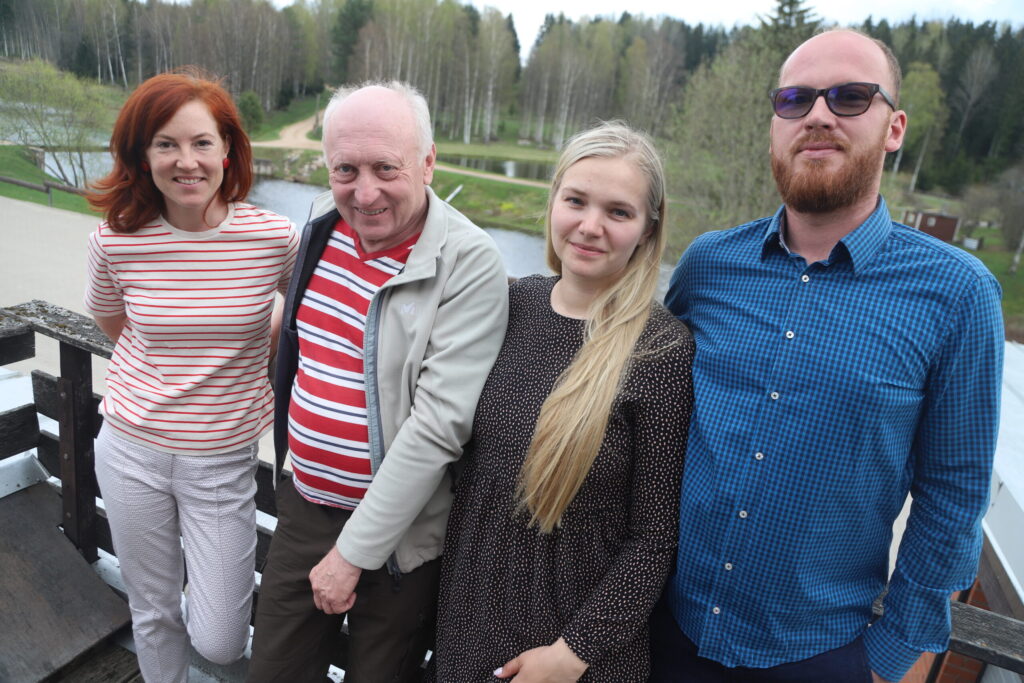 “Ķelmēni” ir ģimenes uzņēmums. Visi strādā plecu pie pleca – Juris Paulovičs, viņa meita Rūta Mūrniece, dēls Mārtiņš Paulovičs ar sievu Ievu. Fotografēšanās mirklī klāt nav Rūtas dzīvesbiedra Raita Mūrnieka.
Autors: Foto: Gatis Bogdanovs