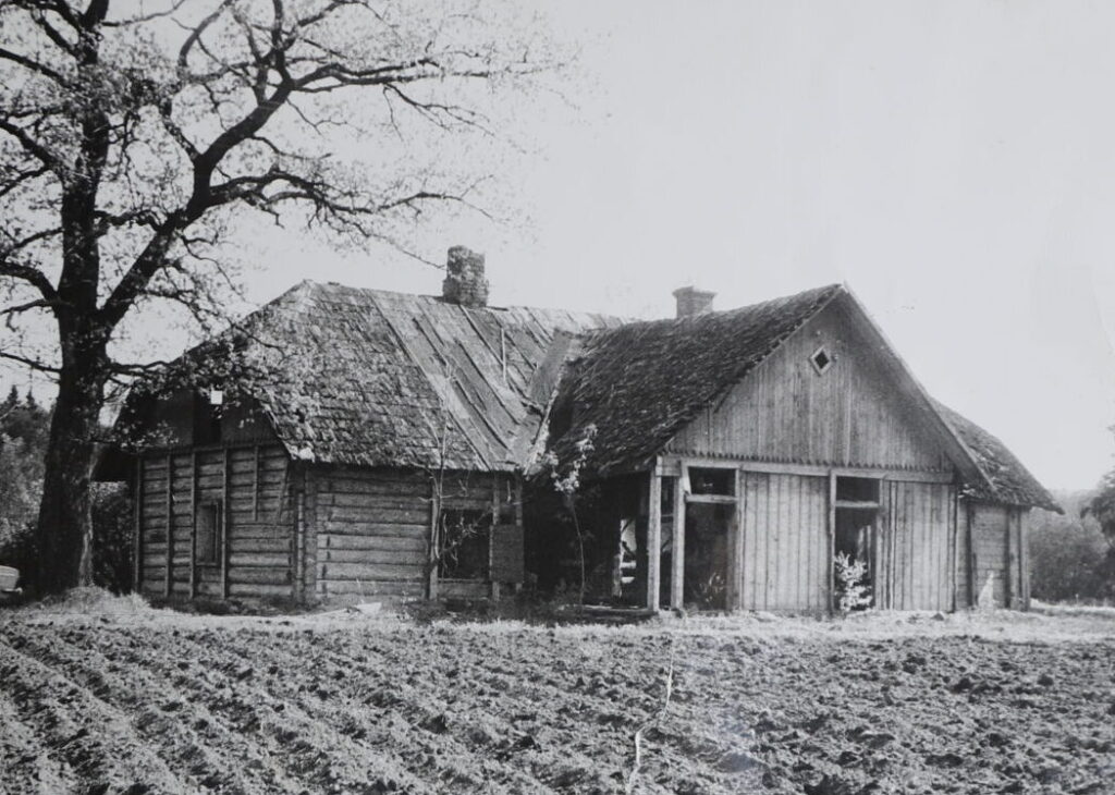 “Tas ir “Ķelmēnu” sākums,” rādot foto, Juris Paulovičs stāsta “Dzirkstelei”. Vietā, kur tagad tiek cepta “Ķelmēnu” maize, savulaik viņš nopirka vecu māju. “To nojaucām un vietā uzbūvējām savu,” saka J.Paulovičs.
Autors: Foto: no personiskā arhīva