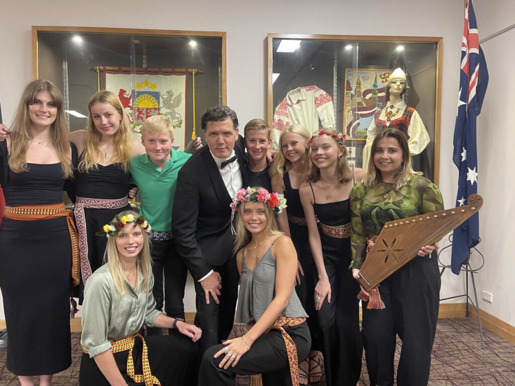 Ar Sidnejas latviešu jauniešiem.
Autors: Foto: no privātā arhīva