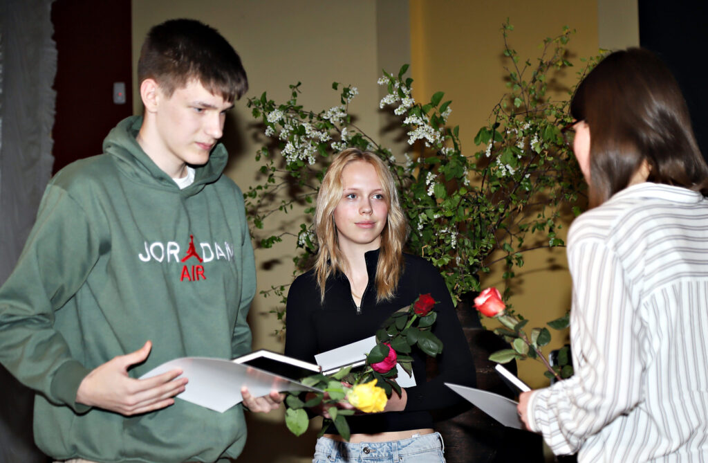 GULBENES novada vidusskolas 10.klases skolēni: Dāvis Stradiņš angļu valodas olimpiādē ieguva 3.vietu, savukārt Agate Ķikuste – 2.vietu.
Autors: Foto: Gatis Bogdanovs