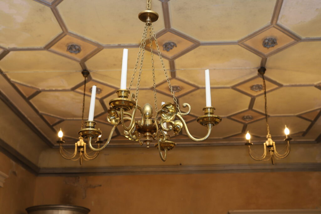 Zelta svečturis - lampa. Tā ir pati pirmā lielākā dāvana, kuru Stāmerienas pilij uzdāvinājis kāds cilvēks no laba prāta. Svečturi dāvājis Ilmārs Romanovskis no Rīgas. Pēc viesošanās pilī viņš atsūtījis vēstuli, ka ir restaurējis svečturi un vēlas to dāvināt. Tagad šis interjera priekšmets rotā pils ēdamzāli.
Autors: Foto: Gatis Bogdanovs