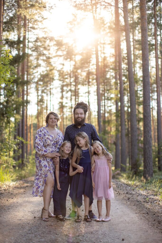 Ilze Mezīte ir saimnieciskās darbības veicēja. Viņas darbošanās jomas ir dažādas – no fotogrāfes pakalpojumu sniegšanas līdz sveču liešanai un pārdošanai. I.Mezīte darbojas ar dzīvesbiedra Jāņa atbalstu. Līdzdarbojas arī abu trīs meitas - Linna, Nelle un Helmī.
Autors: Foto: no privātā arhīva