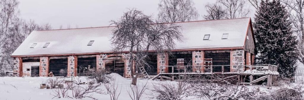 "Kastaņmuiža". Vieta, kurā Ilze un Jānis Mezīši saredz savas ģimenes nākotni un piederību. Muiža ir pārveides procesā. Pašlaik, ekonomiskās krīzes laikā, pārbūve ir pagaidām apturēta – stāsta I.Mezīte. Taču viņa tic, ka pārmaiņas notiks, ir tikai jāpagaida.
Autors: Foto: no privātā arhīva