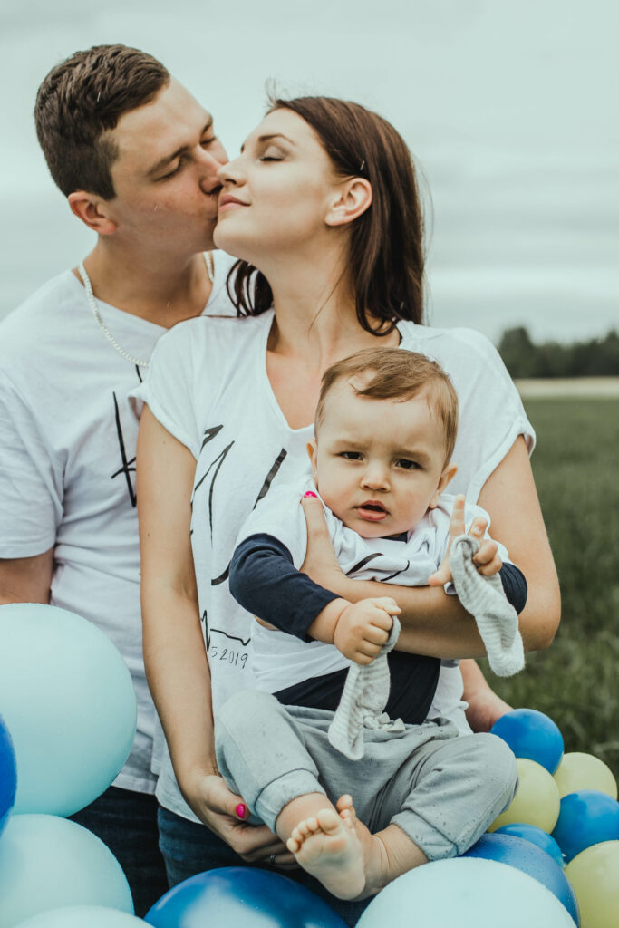 Nupat maijā nosvinēta Jermacānu ģimenes trešā kāzu gadadiena. Mamma Laura ļoti slavē tēti Dāvi, kuram sanāk visas lietas, kam vien viņš pieskaras. Savukārt kopā ar dēlēnu Leo, kuram šobrīd jau ir divi gadiņi, ļoti patīk likt puzles. Kopā pavadītie brīži stiprina viņus
Autors: Foto: no privātā arhīva