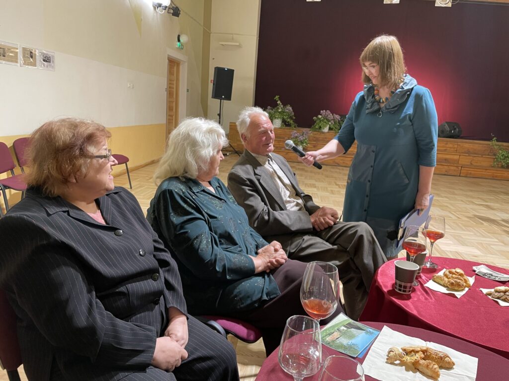 Atmiņā ierakstīti visi kādreizējo darbabiedru vārdi. Agronoms Aivars Indzeris apliecināja, ka zina, pazīst, atceras sovhoza “Stari” darbiniekus, kuri strādājuši vienā laika ar viņu. Bija smags darbs un bija sirsnība starp cilvēkiem – teica A.Indzeris. Vakara vadītājas Sarmītes Stupānes izvaicāts par mīlestību, viņš teica – kā saticis savu Līgu, tā arī nav varējis vairs izšķirties.
Autors: Foto: Diāna Odumiņa