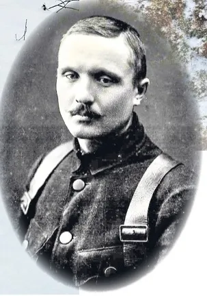 RANCĒNIETIM EDUARDAM GRĪNŠTEINAM (3.11.1893.-30.10.1971.) bija lemts kļūt par prototipu vietējām leģendām apvītam piemineklim, kura materiāls ir necils – betona javas maisījums, taču tā vērtība ir kultūrvēsturiska. Šajā attēlā Eduards ir aizsarga formā.
Autors: FOTO: NO GUNTA GRĪNŠTEINA PERSONISKĀ ARHĪVA
