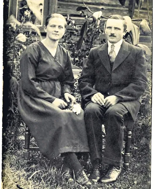 1922. GADĀ salaulātajiem Eduardam un Martai Grīnšteiniem bija lemts kopā izdzīvot skaistos, laimīgos un arī liktenīgo triecienu brīžus.
Autors: FOTO: NO GUNTA GRĪNŠTEINA PERSONISKĀ ARHĪVA