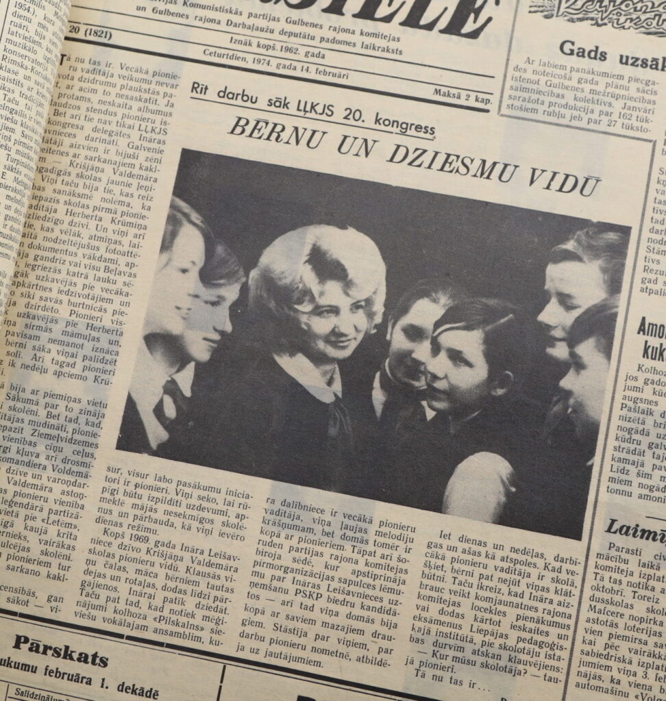 Ināra Aleksandrova saglabājusi 50 gadus vecu “Dzirksteles” rakstu. Fotogrāfijā redzama viņa kā vecākā pionieru vadītāja.