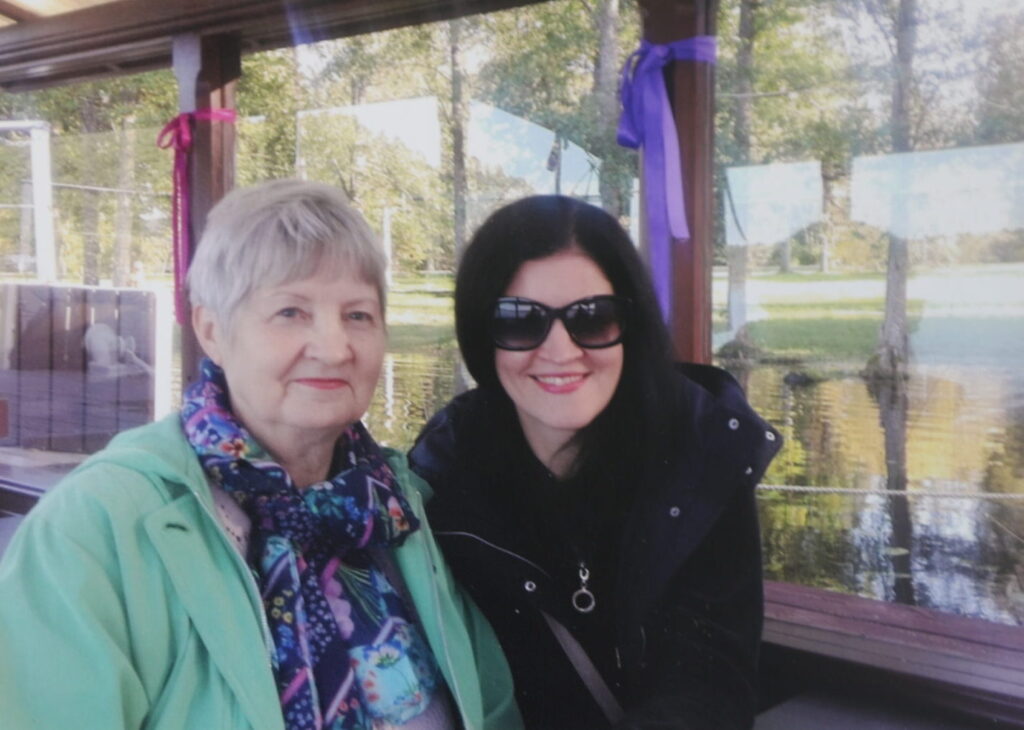 Ināra Aleksandrova kopā ar meitu Inesi, kura strādā Rīgas Valsts 3.ģimnāzijā par vācu valodas skolotāju.
Autors: Foto: no personiskā arhīva