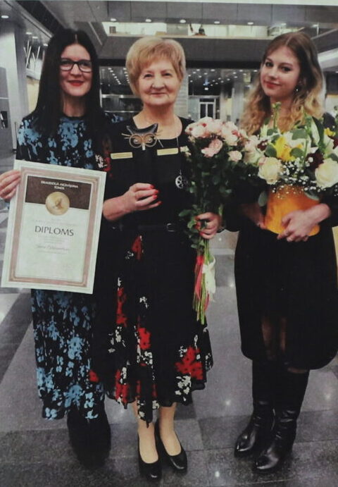 27.janvārī skolotāja Ināra Aleksandrova saņēma Draudzīgā Aicinājuma fonda balvu par mūža ieguldījumu izglītībā. Kopā ar viņu svinīgajā pasākumā bija meita Inese un krustmeita Jolanta.
Autors: Foto: no personiskā arhīva