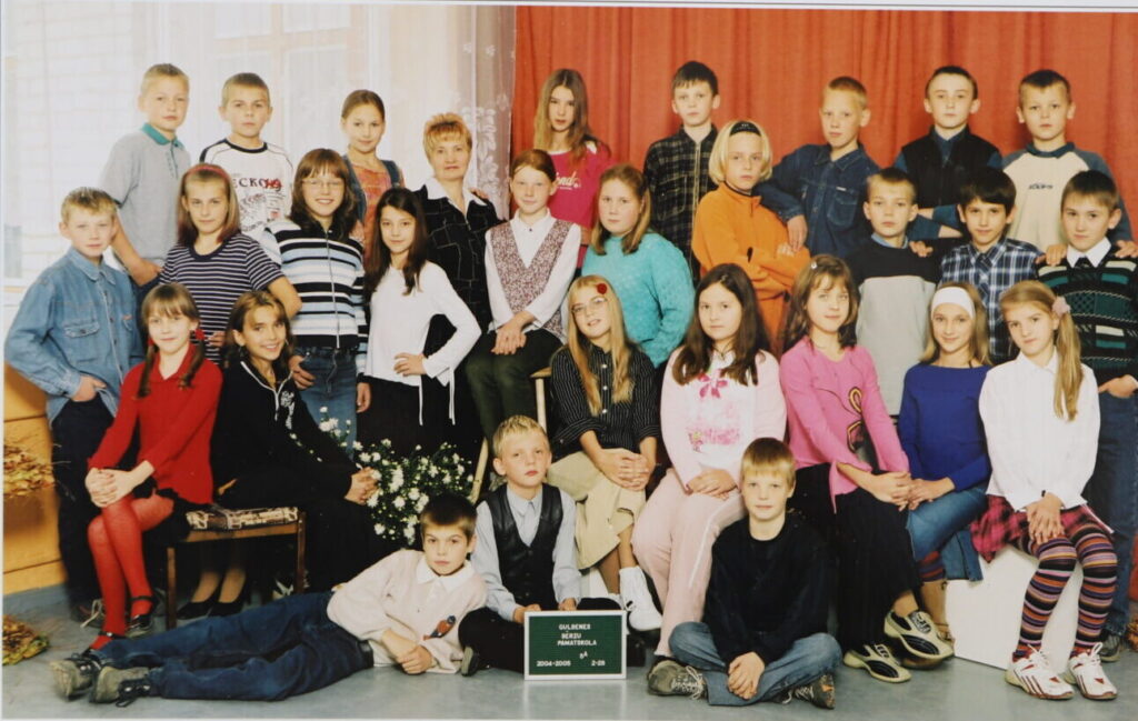 Ināra Aleksandrova kopā ar savu audzināmo klasi Bērzu pamatskolā. Starp klases audzēkņiem ir arī Sabīne Krilova.
Autors: Foto: no personiskā arhīva