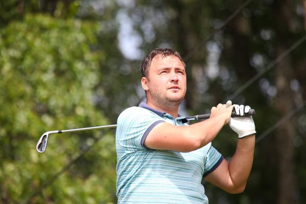 Pļavu golfs “Siltie” ir iemīļota sportošanas un atpūtas vieta. Elviss Ozols ir iepazīstinājis ar šo sporta veidu arī Sintiju, savu mīļoto. “Arī mana meita Kristiāna spēlē pļavu golfu. Mēs visi trīs,” saka Elviss. 
Autors: Foto: no personiska arhīva