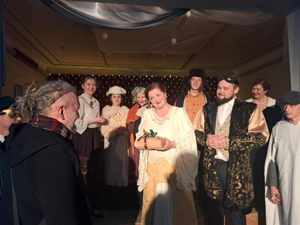 Pils teātra kolektīvs pateicīgs dramaturgam Laurim Gundaram par izrādi, protams, Ziemassvētku dāvanu viņš saņem no Anitas Birzniece jeb Alises Barbi rokām.
Autors: Foto: Ginta Alberte