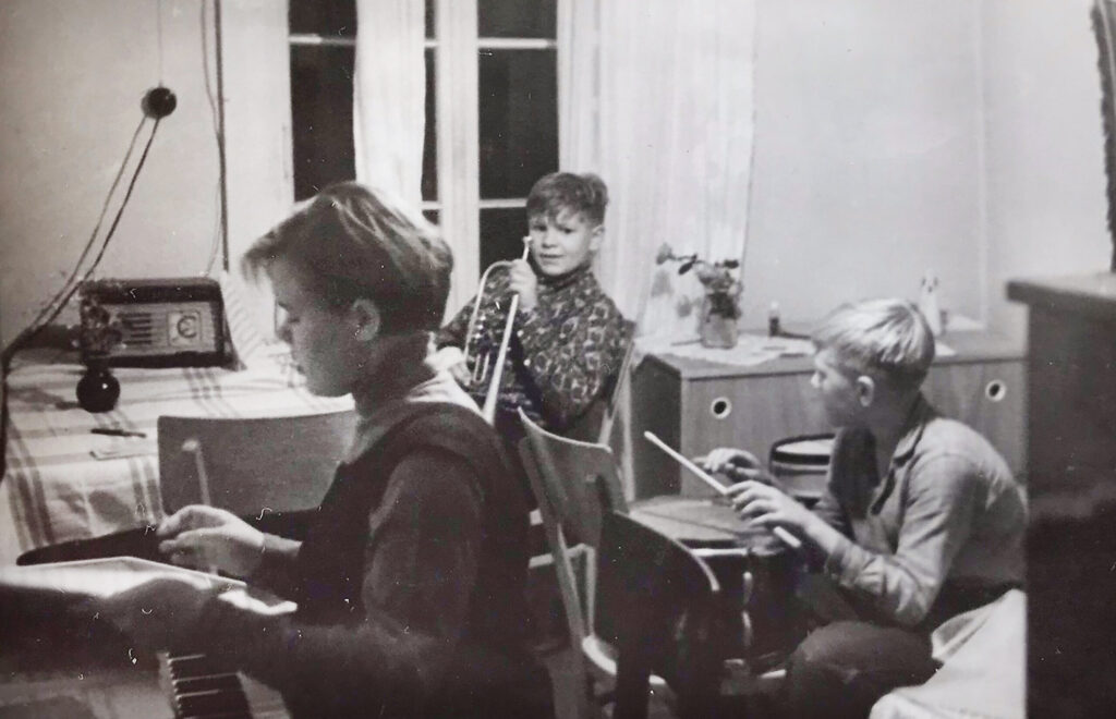 VĒL SKOLĒNI. “Jugitas” pirmsākumi pagājušā gadsimta 70.gadu sākumā. Anita Ledaine (no kreisās), Juris Ločmelis un Gints Palameiks (pie bungām).
Autors: Foto: no privātā arhīva