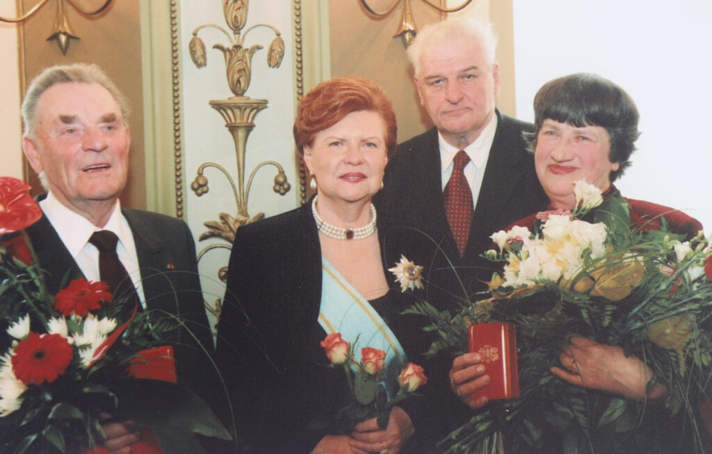 Kopā ar apbalvotajiem un Valsts prezidenti Vairu Vīķi-Freibergu 2006.gadā: Gulbenes novada labdaris Fricis Flūgs (no kreisās) saņēma Atzinības krusta Lielās sevišķās pakāpes goda zīmi. Šobrīd viņš jau aizsaulē. Arī Gulbenes pedagoģe, gaidu kustības vadītāja Inta Biruta Vilka toreiz saņēm Atzinības krusta Bronzas goda zīmi. Raitis Apalups sveica apbalvotos.
Autors: Foto: no personiskā albuma