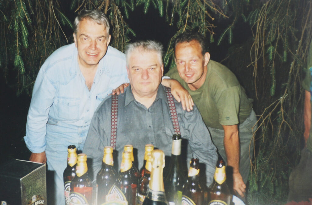Sirsnīga draudzība. Raitis Apalups un aizsaulē jau aizsauktie aktieri Imants (no kreisās) un Guntis Skrastiņi bija vairāk nekā draugi. Viņi bija Latvijas kultūras patrioti.
Autors: Foto: no personiskā albuma