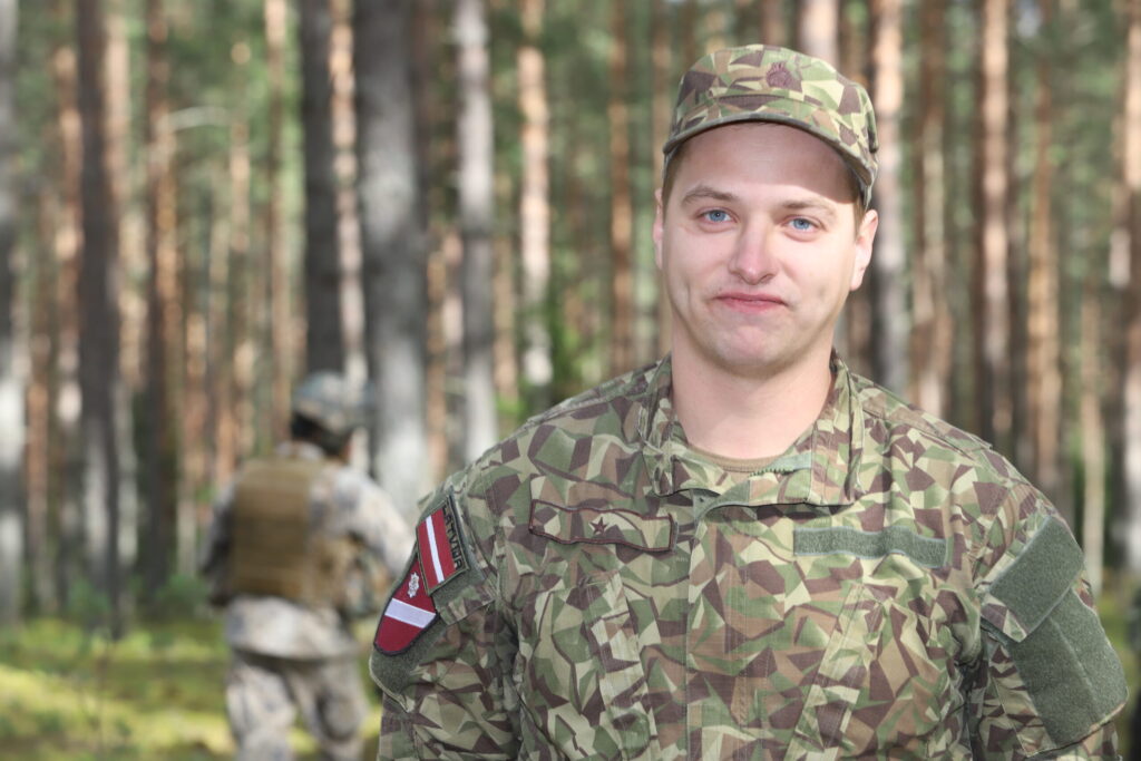 Kaļņa ezera apkārtnē karavīru mācības notiek regulāri. Leitnants Jānis Milaknis norāda, ka šī vieta ir labi piemērota, jo te ir gan klajāki, gan kalnaināki apvidi.
Autors: Foto: Gatis Bogdanovs
