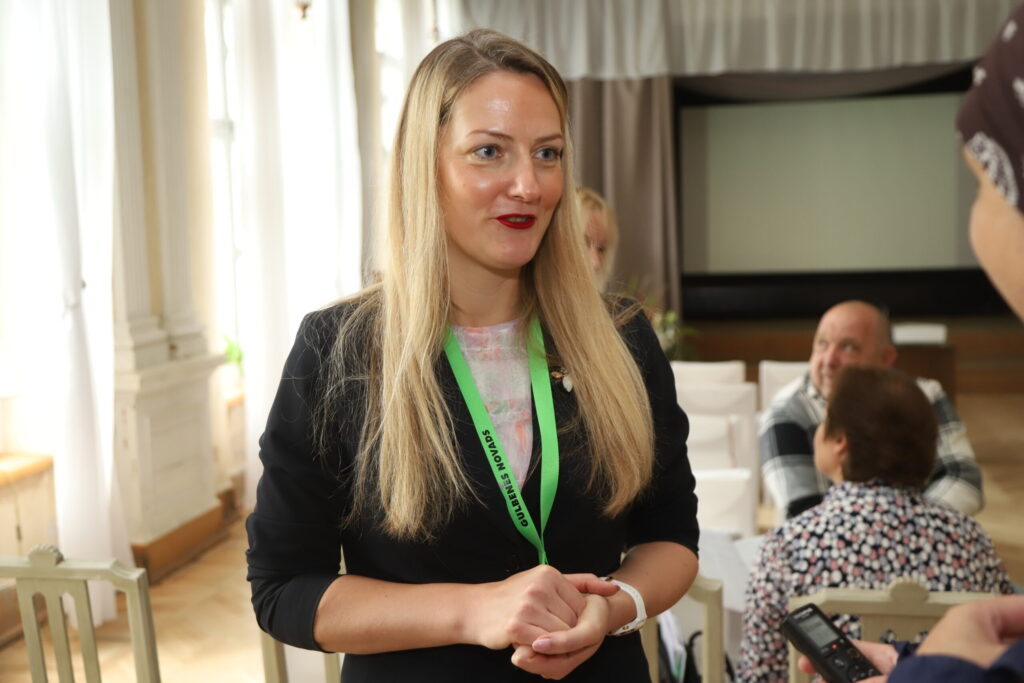 Ar atvērtību pret sabiedrību, ar vēlmi stāstīt par savu darbu. Ar šādu uzstādījumu strādā Gulbenes novada bāriņtiesas priekšsēdētāja Inga Krastiņa. Viņa uz audžuvecāku un aizbildņu pasākumu Stāmerienā uzaicināja arī “Dzirksteli”.
Autors: Foto: Gatis Bogdanovs