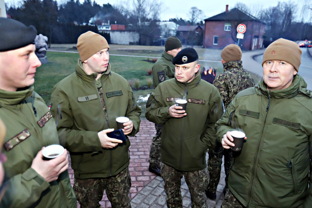 VIENMĒR šādos piemiņas pasākumos Gulbenē piedalās arī militārpersonas, kas vietējiem iedzīvotājiem dod zināmu drošības sajūtu.
Autors: Foto: Gatis Bogdanovs