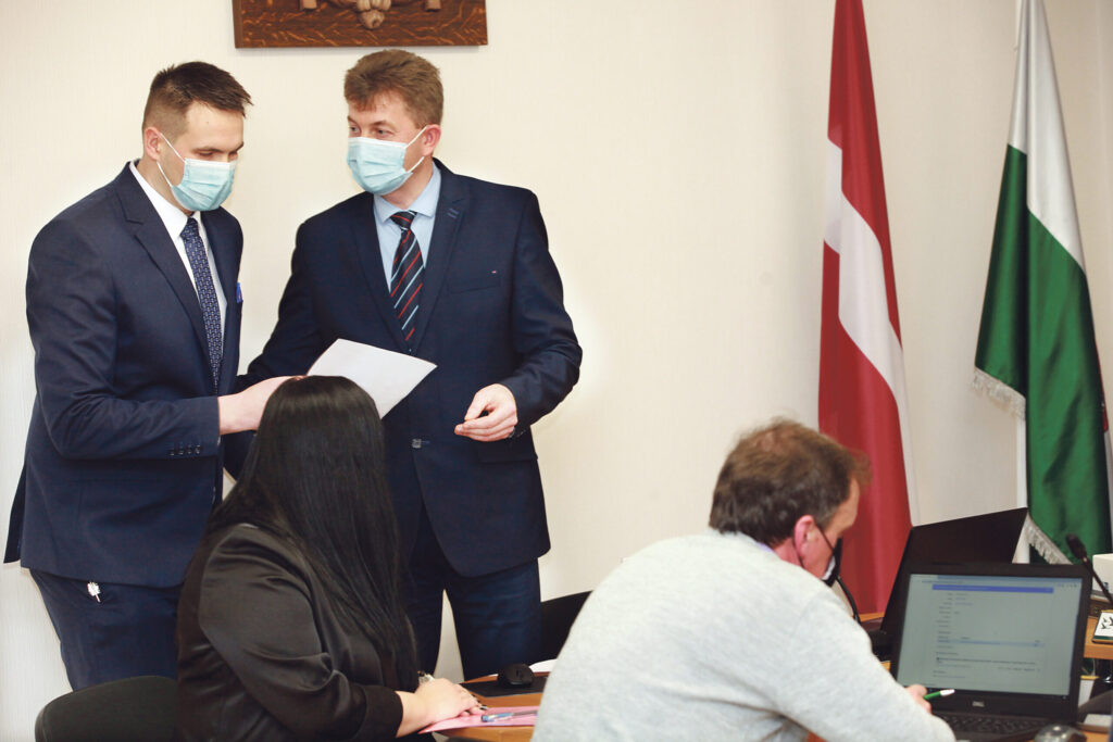 Gada “šahs un mats”. Drāmas cienīgi notikumi izvērtās jaunā domes izpilddirektora vēlēšanās.  Jānis Barinskis, kuru šajā amatā deputāti neievēlēja, nekavējoties deputātiem paziņoja, ka aiziet no darba Attīstības nodaļā. Tas acīmredzot radīja stresu domes vadībai, un J.Barinskis dabūja pavisam jaunu amatu -  priekšsēdētāja padomnieks.       
Autors: Foto: no “Dzirksteles” arhīva