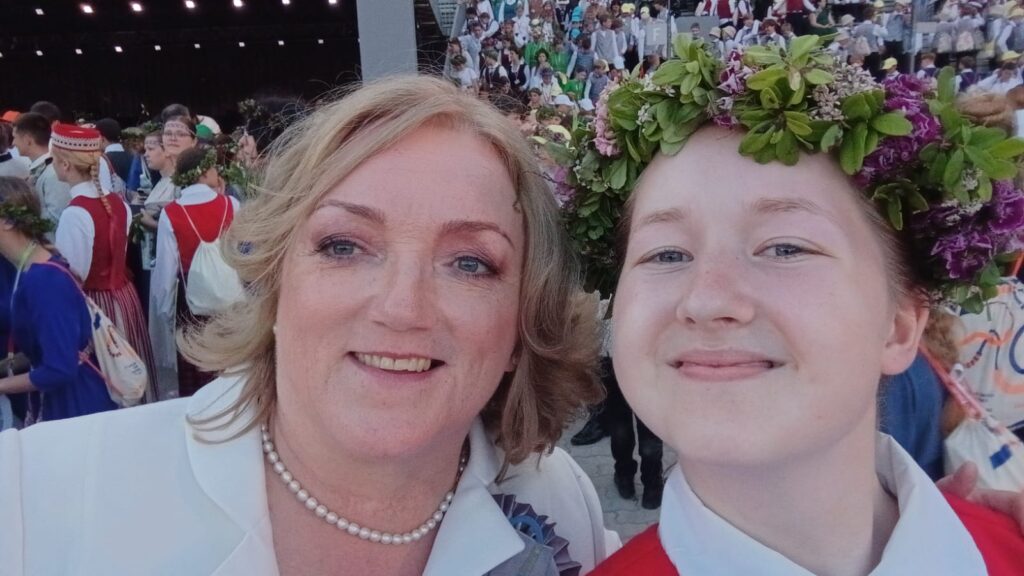 TIRZAS UN STĀĶU pamatskolas apvienotā 4.-9. klases kora dalībniece Olita Priede kopā ar dziesmu un deju svētku virsdiriģenti Airu Birziņu.

Autors: FOTO: OLITA PRIEDE