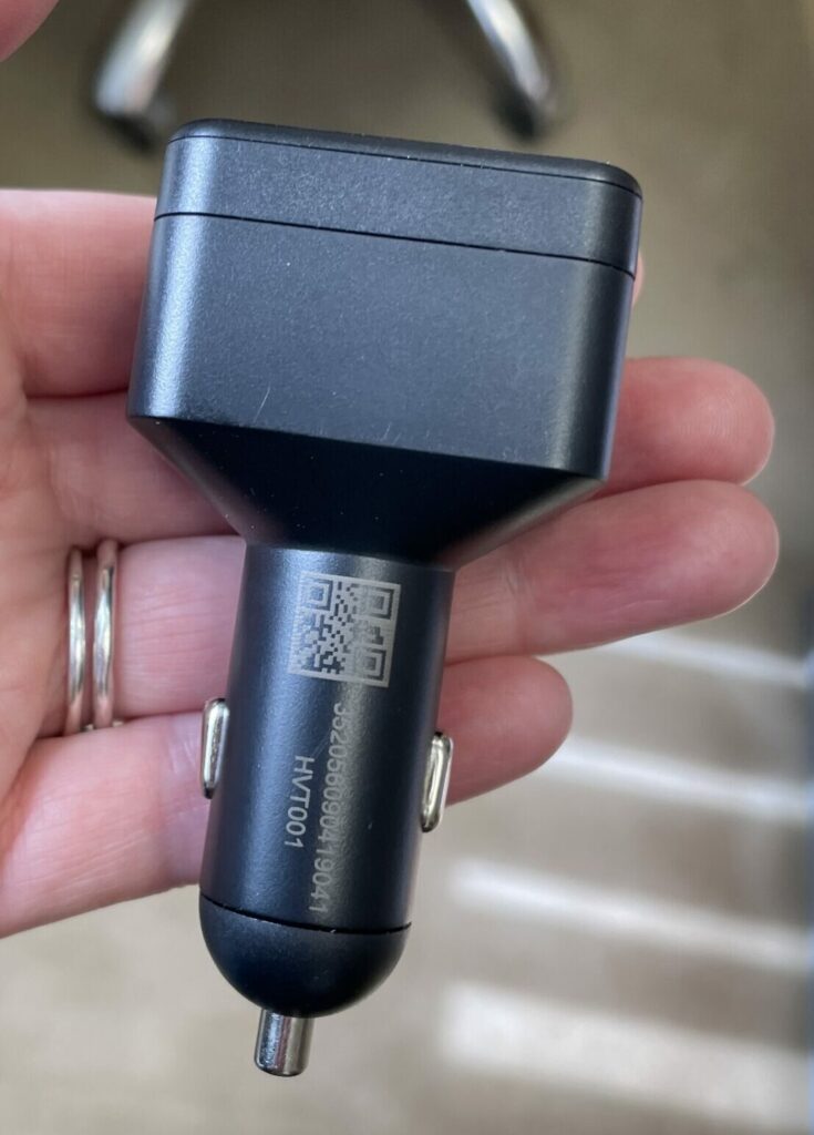 Ja pašvaldībai ir patapinājuma līgums par kādas personiskās automašīnas izmantošanu darba vajadzībām, tiek izsniegts čips. To pieslēdz transportlīdzeklim, un tad arī ir iespējams nolasīt informāciju attālināti. Čips zināmu laiku turpina darboties pat tad, ja tas izņemts no auto un ielikts kabatā.
Autors: Foto: Diāna Odumiņa