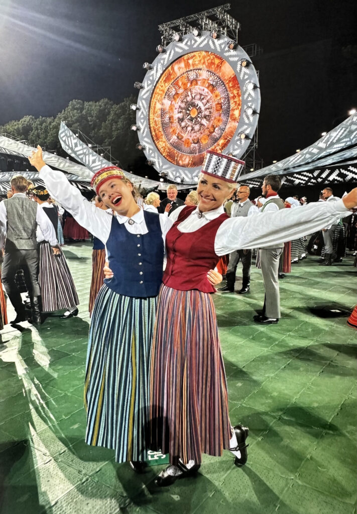 DACE KOPĀ AR MEITU ELISU pagājušajos pieaugušo dziesmu un deju svētkos. Šie svētki ir gan viņas kā pedagoģes svētki, gan arī īpaša ģimenes tradīcija, kurā atklājas dzimtas dejošanas prieks.
Autors: FOTO: GATIS BOGDANOVS