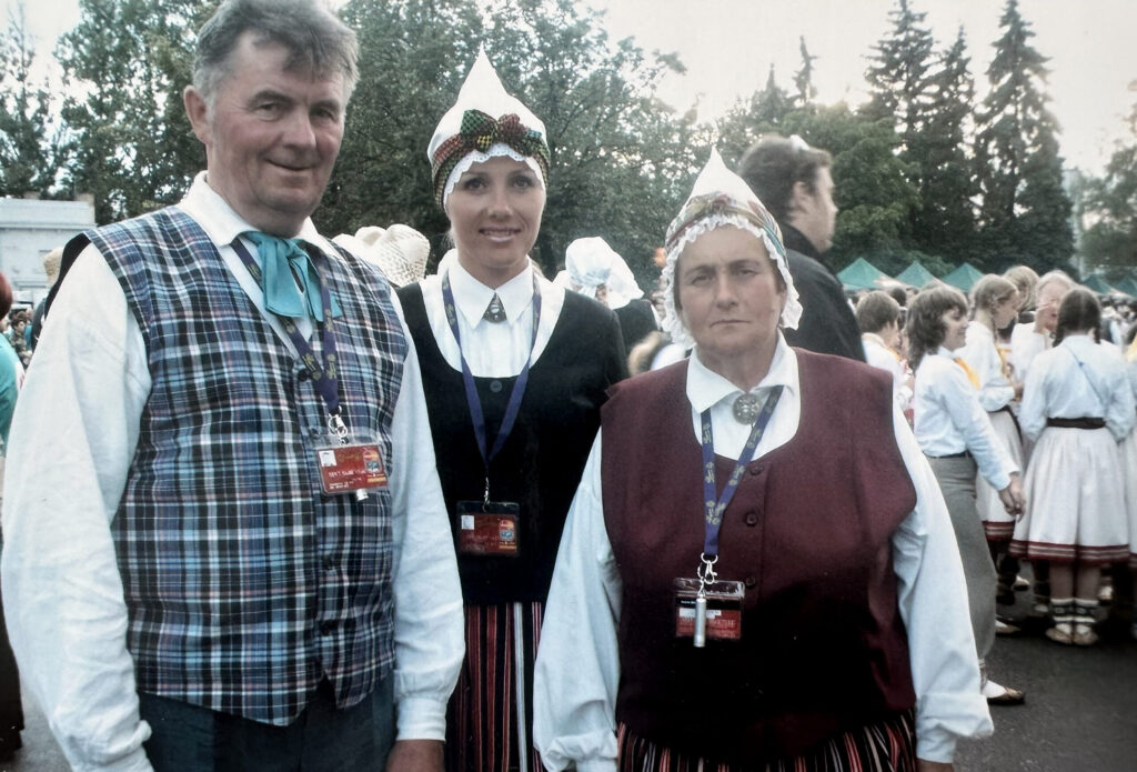 2008. GADA DZIESMU UN DEJU SVĒTKOS kopā ar mammu Ainu un tēti Robertu. Tolaik Daces vecāki dejoja Gulbenes kultūras centra senioru deju kolektīvā “Vērdiņš”, bet Dace svētkus apmeklēja kopā ar Alūksnes novada deju kolektīvu “Kolberģis”, kuru viņa toreiz vadījusi. Daces vecāki uzsāka dejot 1969. gadā un kopā nodejoja 30 gadus.
Autors: FOTO: NO PERSONISKĀ ARHĪVA