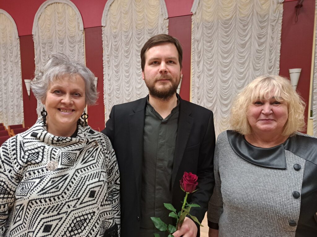 Novadnieks Rihards Plešanovs pēc koncerta iemūžināts ar sava talanta cienītājām, Gulbenes mūzikas skolas skolotājām Ivetu Putniņu un Māru Mezīti. 
Autors: Foto: Ginta Alberte