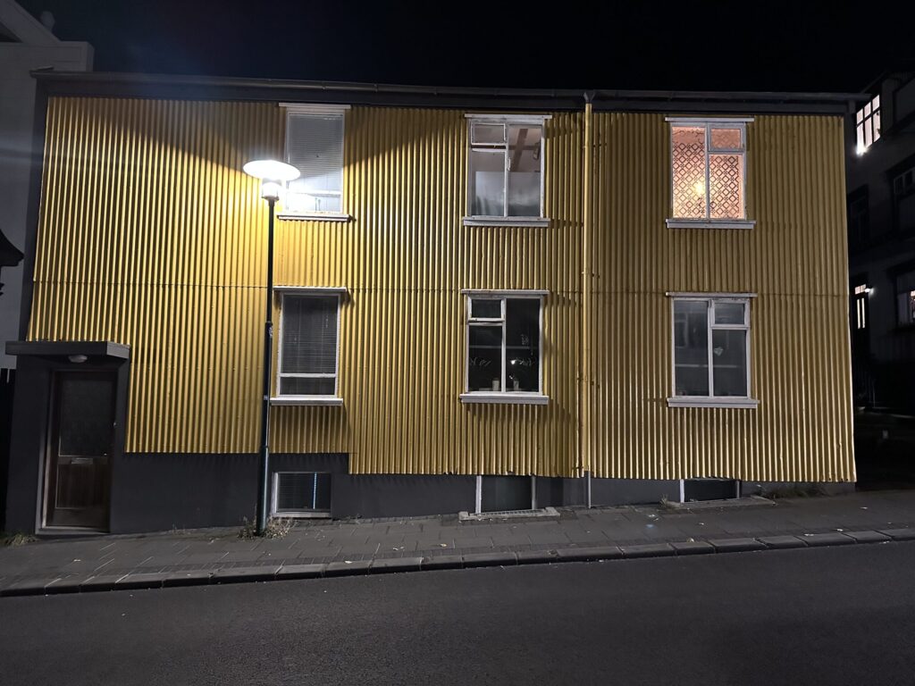 ISLANDES ARHITEKTŪRA, izņemot dažas ēkas, pārsvarā ir ļoti vienkārša. Es to skaidroju ar skarbās dabas klātesamību šajā valstī. Ēkām ir jābūt funkcionālām un tādām, kuras var ātri atjaunot vai arī kuru gluži vienkārši nav žēl zaudēt, kad apdzīvotu vietu sasniegs dabas kataklizma.
Autors: Foto: Diāna Lozko