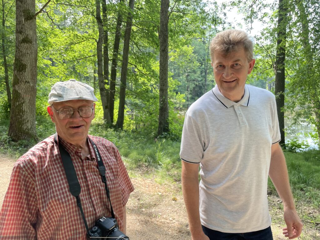 Nikolajs Brīvība (no kreisās) bieži te pastaigājas, jo dzīvo 50 metru attālumā no Emzes parka. “Tagad te ir patīkami staigāt. Sākums ir labs,” viņš saka par Emzē realizēto projektu. To prieks dzirdēt novada domes priekšsēdētājam Andim Caunītim.
Autors: Foto: Diāna Odumiņa