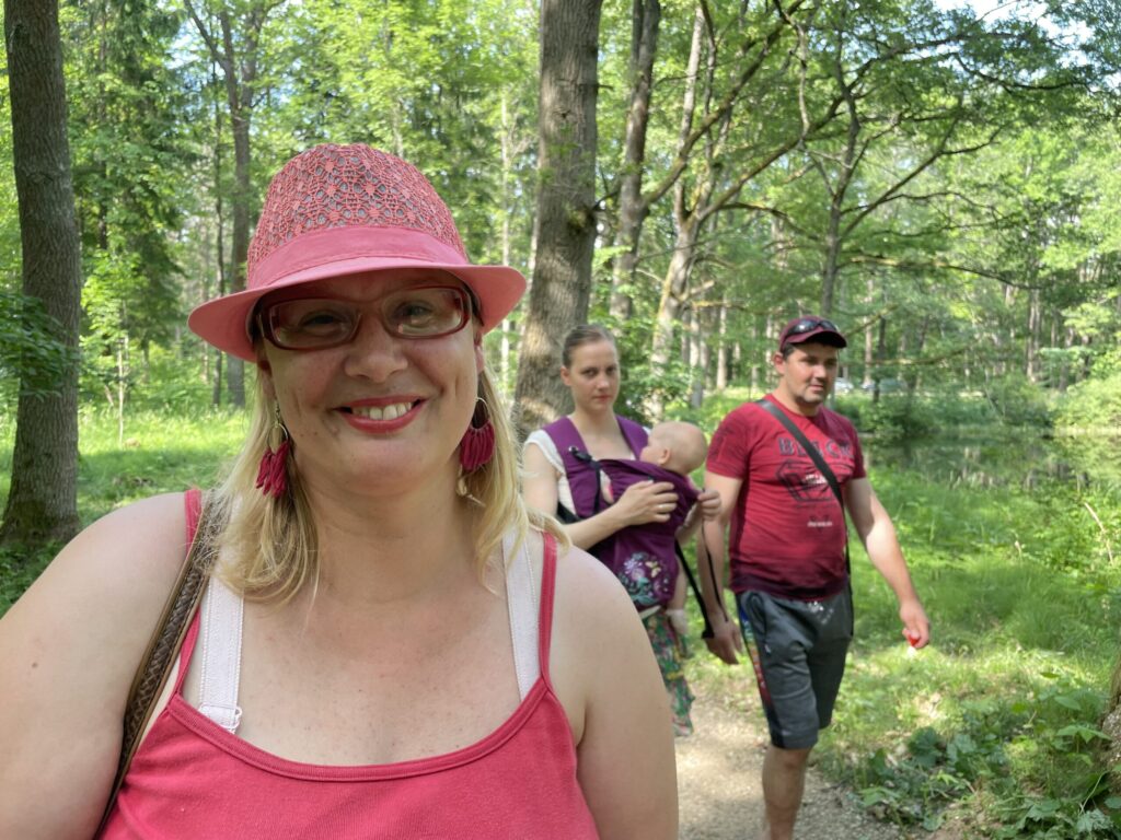 “Glauni,” vienā vārdā par Emzes parka dabas taku saka gulbeniete
Evija Kovaļova. Viņai šī vieta ir īpaša, jo te savulaik zaļumballē iepazinušies viņas mamma un tētis - Biruta un Vladimirs.
Autors: Foto: Diāna Odumiņa