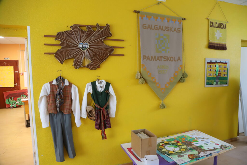 PĒC SKOLAS SLĒGŠANAS, kas vietējiem joprojām vēl sāp, galgausnietes nevēlas zaudēt vērtīgo mantojumu, līdz ar to uzņēmās brīvprātīgu iniciatīvu saglabāt skolas novadpētniecības krājumu un izveidot telpu, kurā skolas vēsture būs pieejama ikvienam interesentam.
Autors: FOTO: GATIS BOGDANOVS
