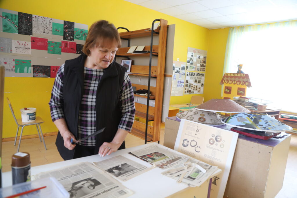 PĀRSLA LAZDIŅA STĀSTA, ka informācijas ir ļoti daudz! Viss tiek šķirots un pārlasīts. Arī “Dzirkstele” ir iemūžinājusi daudzus mirkļus no Galgauskas vēstures.
Autors: FOTO: GATIS BOGDANOVS