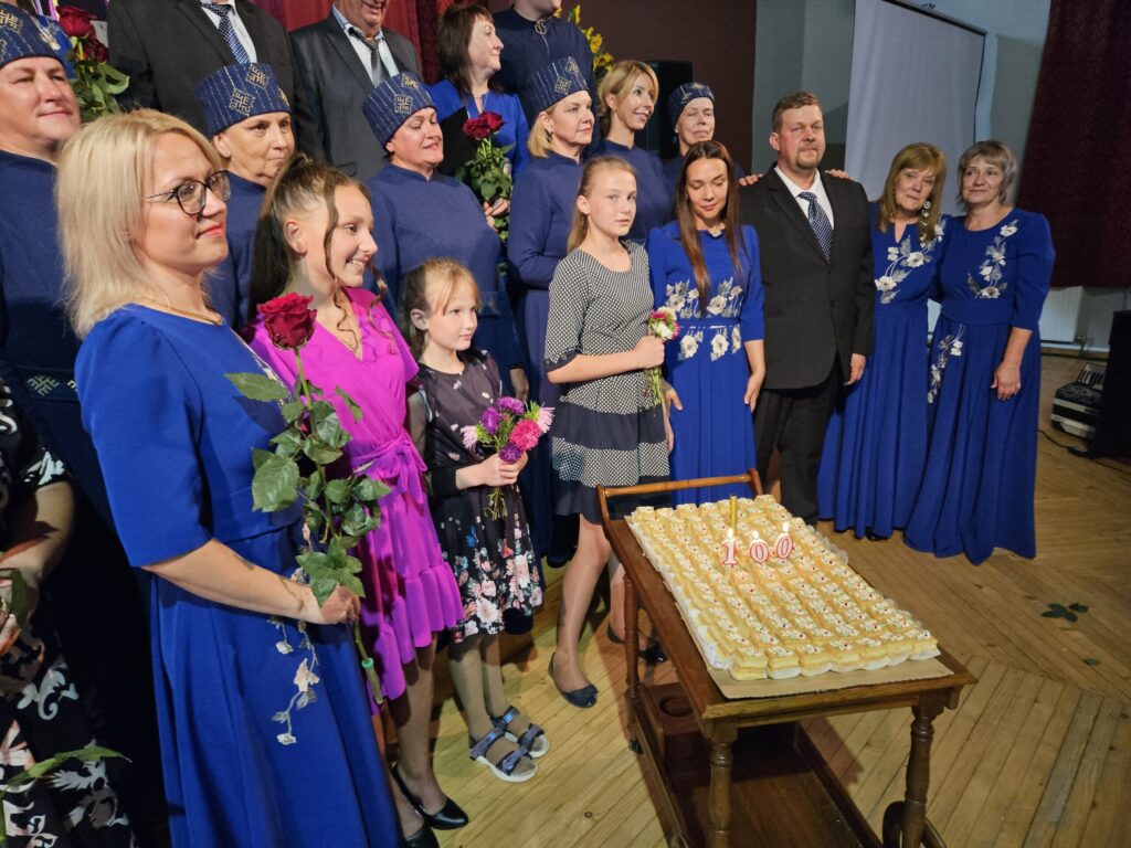 BŪVĒTS, lai šis nams būtu tā gaismas pils, kas nesīs svētību tagad un nākotnē, – tā rakstīts vēstījumā, liekot pamatakmeni Galgauskas Dziedāšanas biedrības namam pirms 100 gadiem. Nopūšot svecītes jubilejas tortē, kvēlākā galgausniešu vēlēšanās – lai arī turpmāk namiņš ir dzīvības pilns, lai gaismas spīd logos, lai skan dziesmas un tiek spēlēts teātris!
Autors: Foto: Ginta Alberte