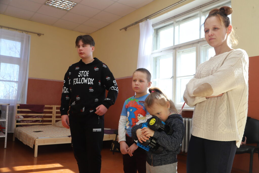 No Ukrainas uz Latviju atbēgušajiem bērniem 9.marta rīts Galgauskā sākās vēlu. Pašai mazākajai meitenītei 24.martā paliks četri gadi. Viņa ir klusa un smaida maz. Tāpat kā mamma. Lai arī šobrīd viņas atrodas miera apstākļos, viņu sirdis, viņu piederīgie ir Ukrainā, kur ir karš.
Autors: Foto: Gatis Bogdanovs