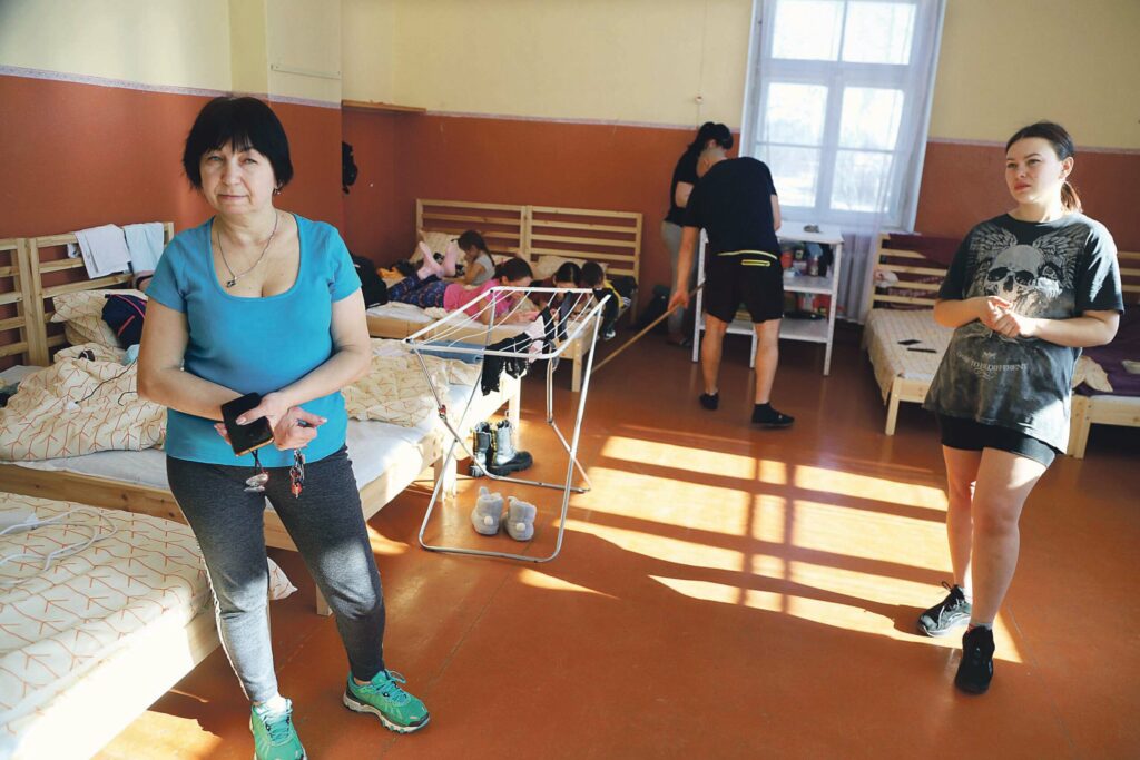 Gada ietekme. Krievijas uzbrukums Ukrainai – tas bija notikums, kas ietekmēja un vēl ilgi ietekmēs visu dzīves. Arī uz Gulbeni bēgļu gaitās briesmīgais karš atveda ukraiņus, daži no viņiem devušies tālāk, daži atpakaļ uz mājām, bet daži palikuši tepat un sāk iedzīvoties. Piemēram, Galgauskā bijušās skolas ēkā tagad katru vakaru visi logi ir gaiši, tajā uzturas līdz 30 Ukrainas valsts civiliedzīvotājiem, kopā ar dažiem no viņiem ir arī bērni, kuri apmeklē skolu novadā.
Autors: Foto: no “Dzirksteles” arhīva