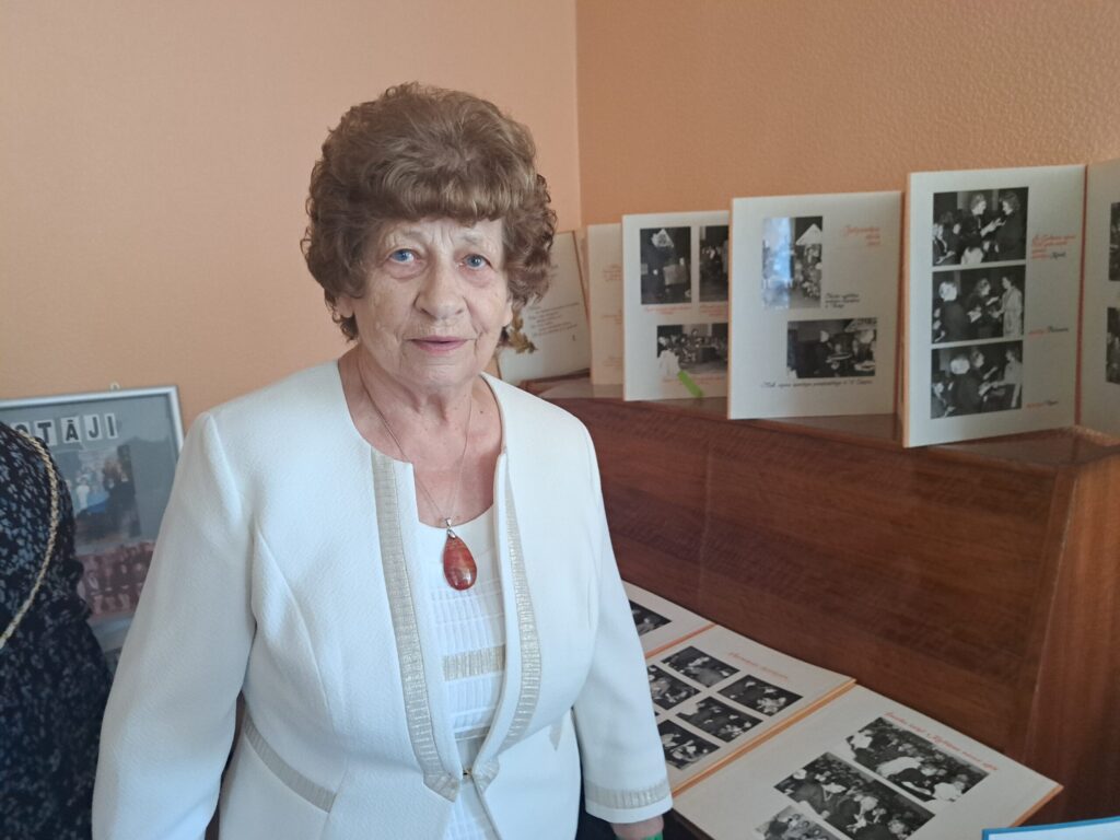 Uz Laimu Gavari raugoties, šķiet, ka daudzi absolventi nodomāja - gadi gan neko nespēj nodarīt skolotājai.
Autors: Foto: Ginta Alberte