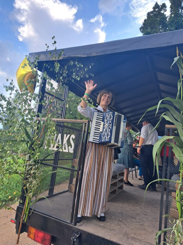 Galgauskas skolas absolvente Ligita Plešanova-Jarusova (attēlā) aicina doties muzikāli izglītojošā ekskursijā pa Galgausku īpašā traktora piekabē, ekskursijas vadīja galgausniete Mārīte Dzene.
Autors: Foto: Ginta Alberte