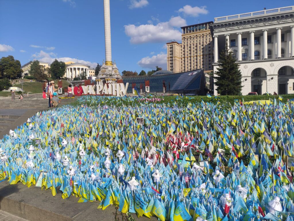 Maidana laukums Kijivā. Šie Ukrainas karodziņi katrs ir ar kāda Krievijas karā pret Ukrainu kritušā cilvēka vārdu.
Autors: Foto: no privātā arhīva