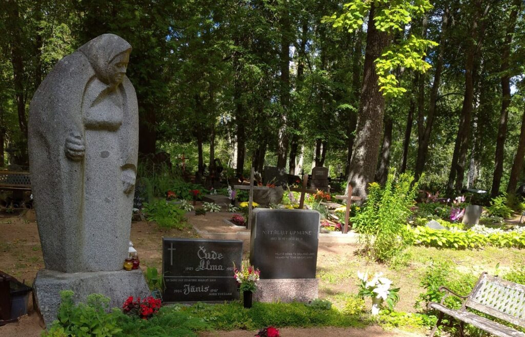 Kapa piemineklis, ko dēls Jānis Egils Čude ir veidojis savas mātes atdusas vietā. Turpat arī piemiņas plāksne tētim, kurš, dodamies bēgļu gaitās, ir miris Kasablankā Marokā. Foto: no personiskā arhīva
Autors: Foto: no privātā arhīva