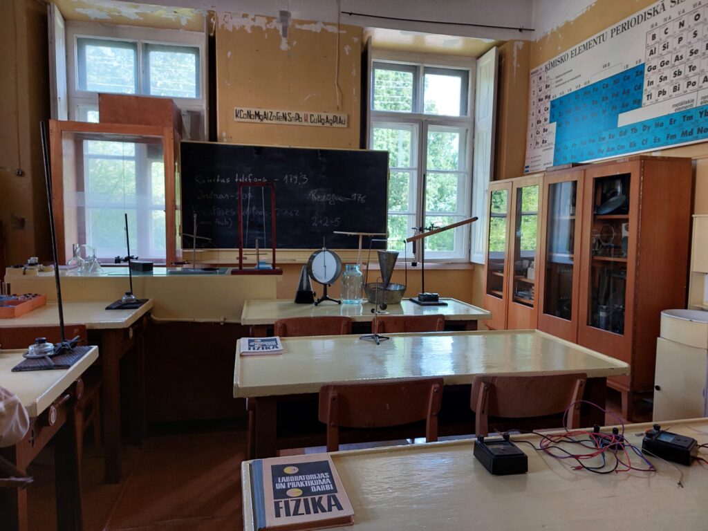 PADOMJU laika fizikas un ķīmijas kabinets, kurš izveidots 60.gadu sākumā.