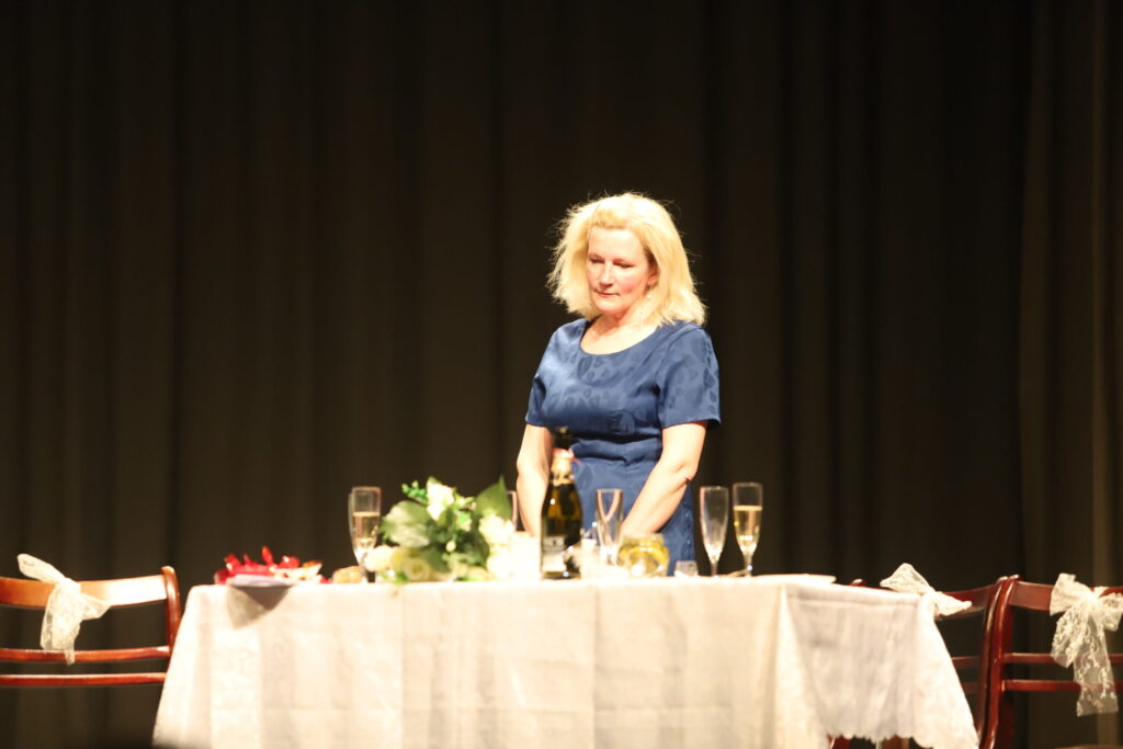 Dramatizējums pēc Antona Finka lugas "Divas stundas laimes” Jaungulbenes tautas nama amatierteātra "Kuriozs" (režisore Sarmīte Zdanovska) sniegumā novērtēts ar II pakāpi (39 punkti).
Autors: Foto: Gatis Bogdanovs