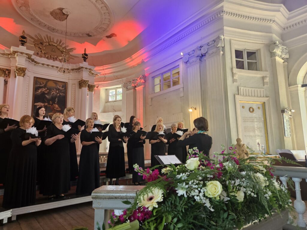 Jaungulbenes tautas nama koris “Liede”, kuram pievienojās arī dziedātājas no kora “Tirzmalietes”.
Autors: Foto: Laura Felša (“Alūksnes un Malienas Ziņas”)