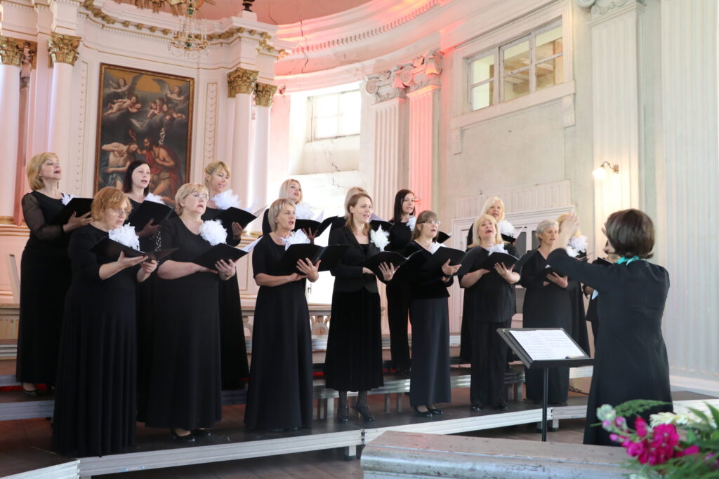 Jaungulbenes tautas nama koris “Liede”, kuram pievienojās arī dziedātājas no kora “Tirzmalietes”.
Autors: Foto: Laura Felša (“Alūksnes un Malienas Ziņas”)